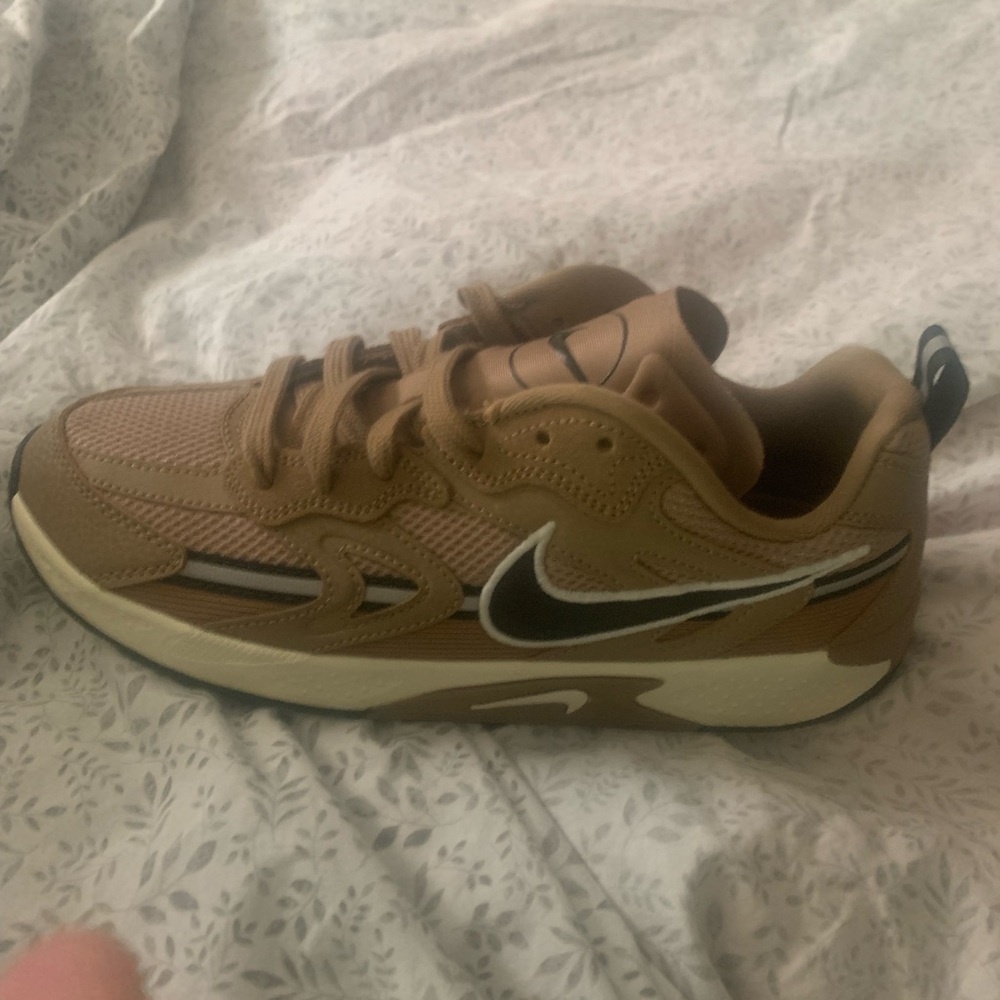 Nike Women's Tan and Black Running Sneakers